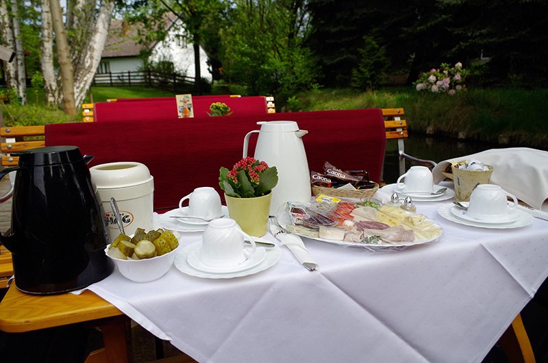 Frühstück auf dem Kahn am Spreehafen Burg