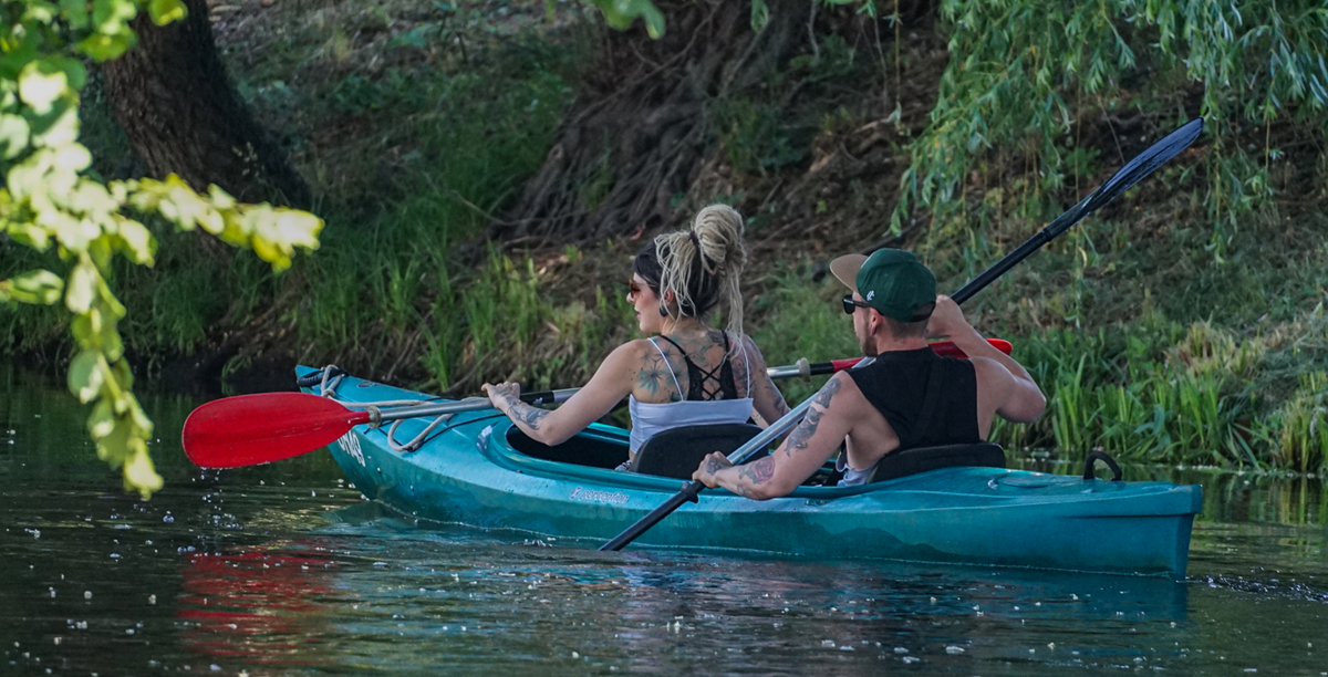 Paddler auf einem Fließ im Spreewald
